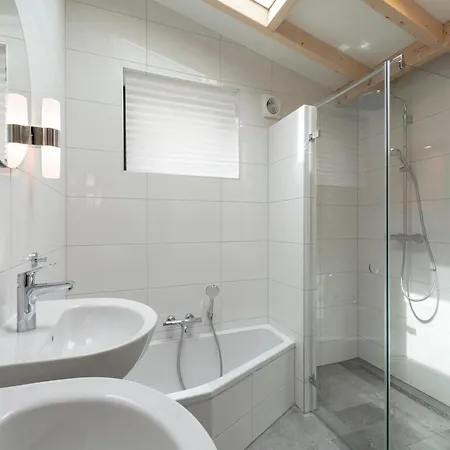 Vakantiehuis Attractive With Terrace